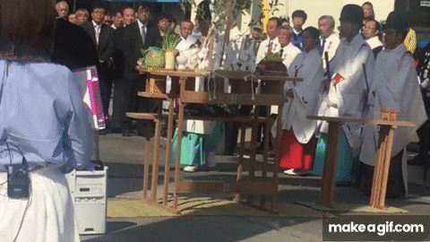 Bowing_in_Japan_Mt_Fuji_May_2018